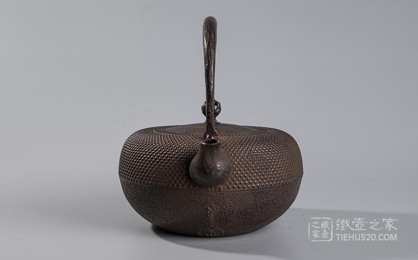 日本南部著名铁壶制作堂口薰山工房作品,经典霰纹,薰山铭款,盖内"昭和