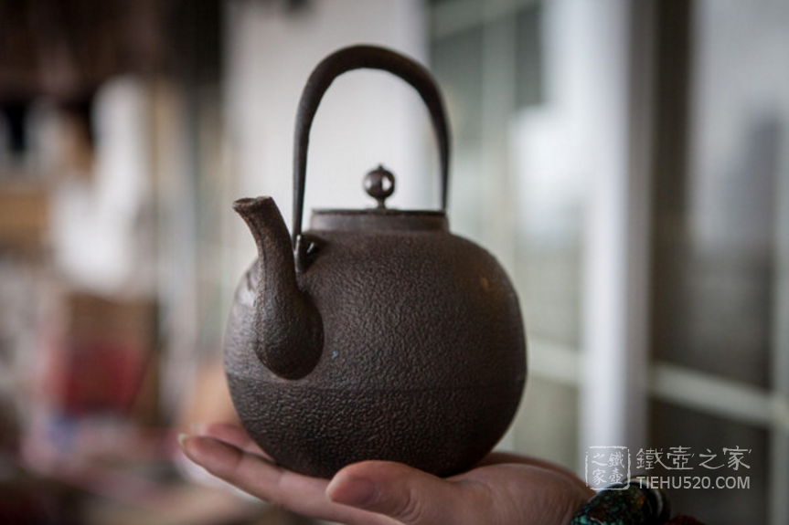 邓凯从日本藏家手中收入的老铁壶