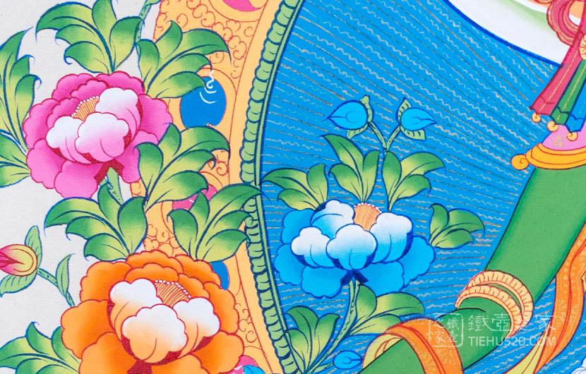 右手膝前手掌向外结施愿印以示救助,左手当胸以三宝印抚乌巴拉花,左手