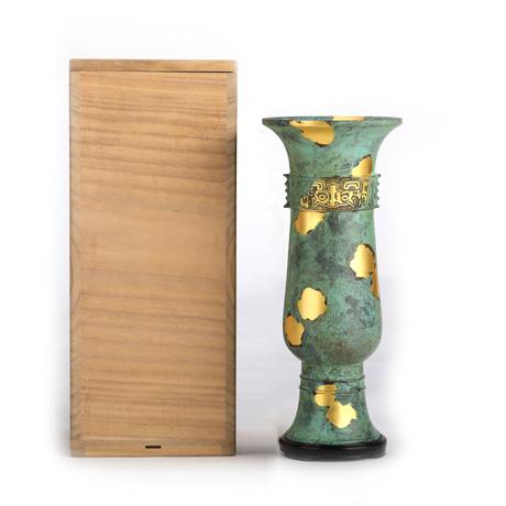 四世蔵六塗金銅饕餮紋觶式花器