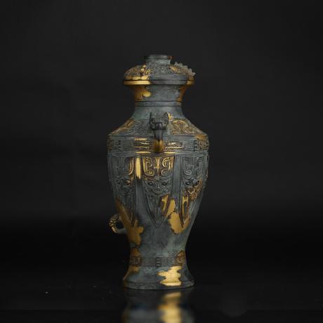 秦蔵六  塗金銅饕餮紋蓋付飾壷