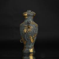 秦蔵六  塗金銅饕餮紋蓋付飾壷