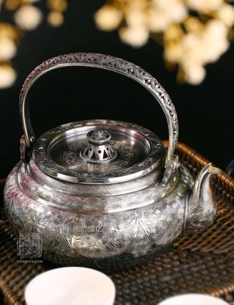 段六一 纯银 丸型卷草纹银壶