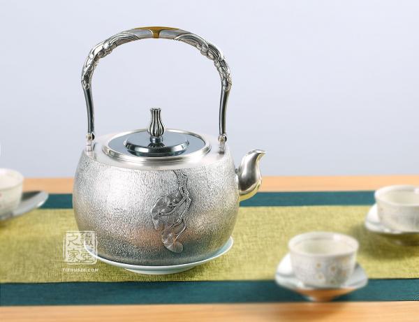段六一 纯银 松韵卷草刻绘提梁银壶