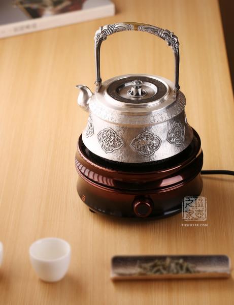 段六一 纯银 藏八宝刃目纹银壶（铜提梁）
